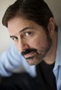 How tall is Zach Galligan?